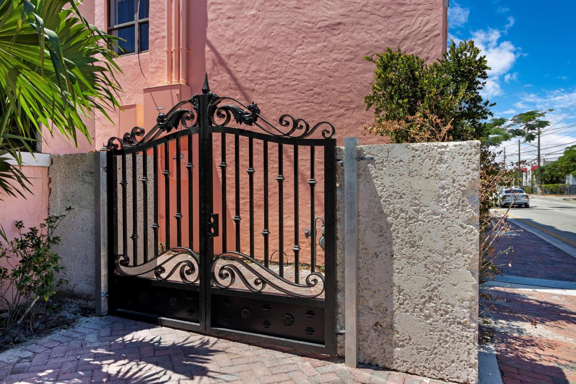 Roami At Tower Hotel - Calle Ocho Miami Exterior photo